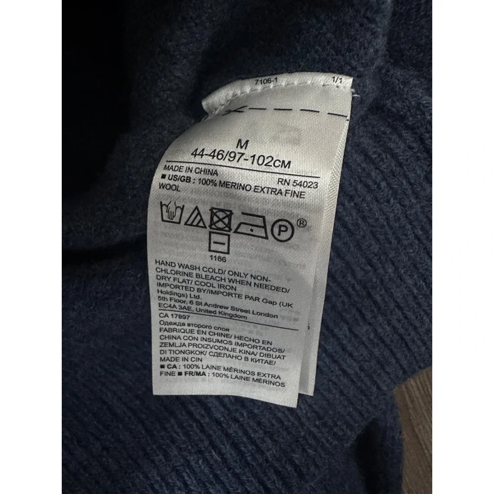 Banana Republic Mens V-Neck Sweater Blue 100% Extra Fine Merino Wool Size M